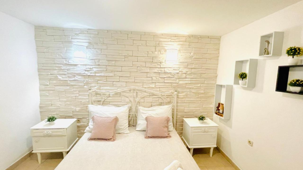 Colorful And Happy Apartment Sukosan - With Parking Exterior foto