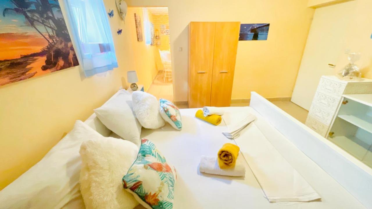 Colorful And Happy Apartment Sukosan - With Parking Exterior foto