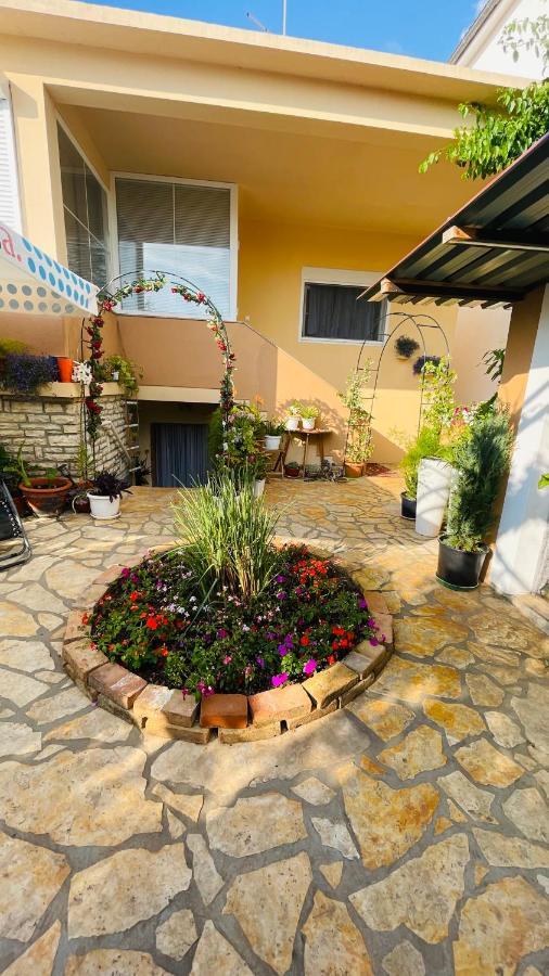 Colorful And Happy Apartment Sukosan - With Parking Exterior foto