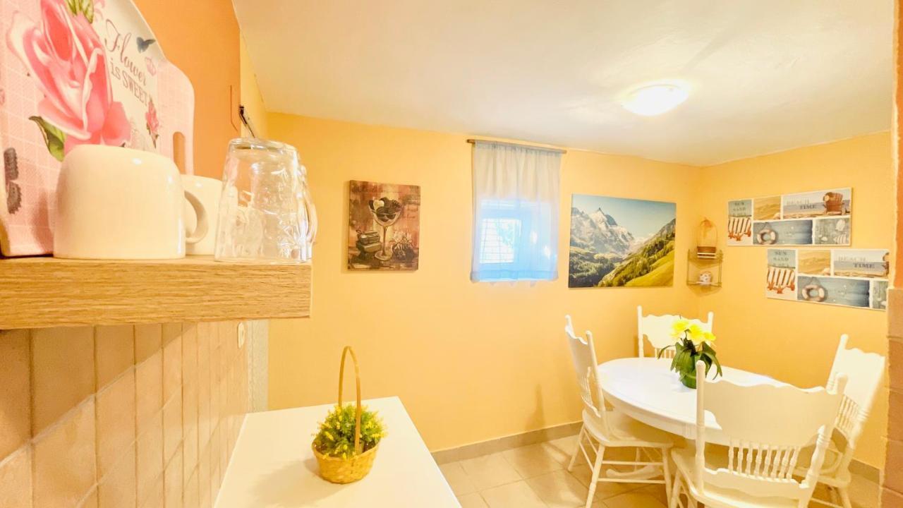 Colorful And Happy Apartment Sukosan - With Parking Exterior foto