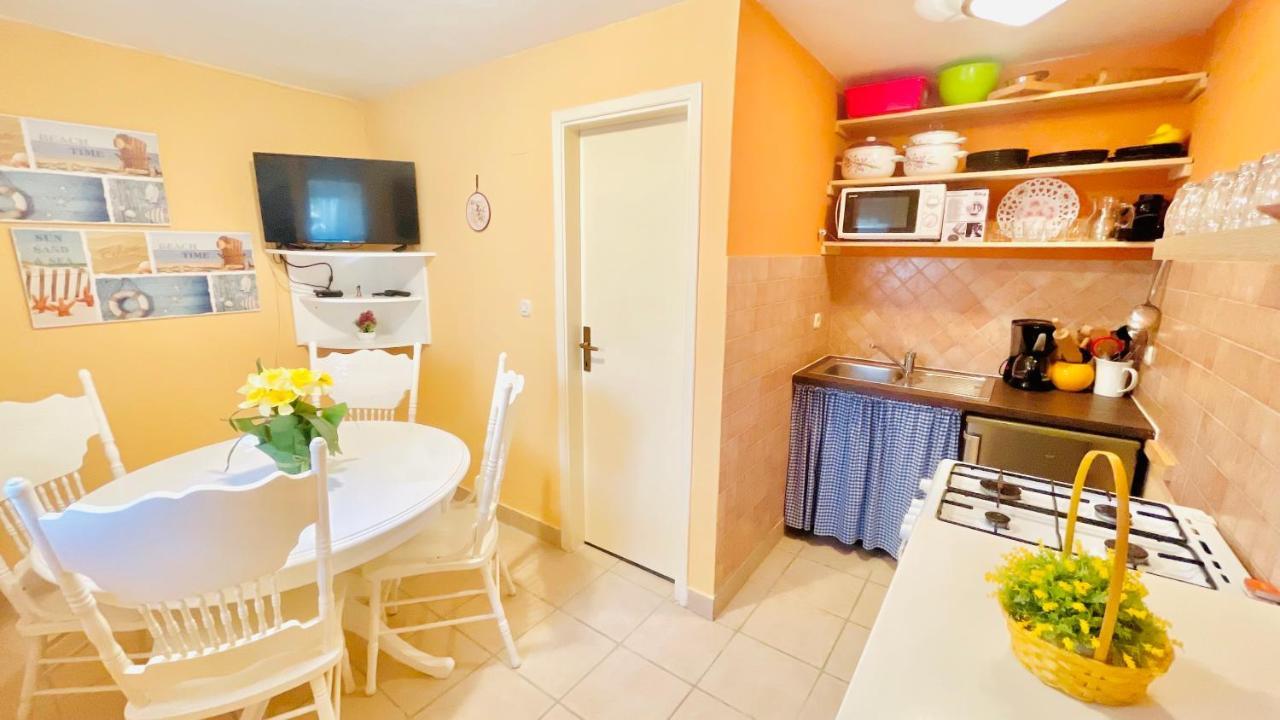 Colorful And Happy Apartment Sukosan - With Parking Exterior foto